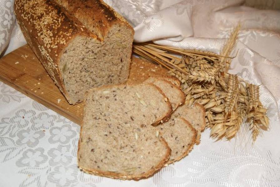 Chleb razowy z ziarnami