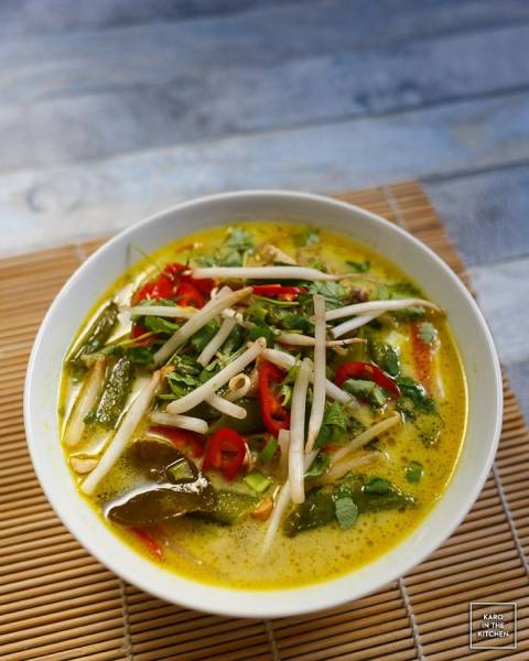 Tajski ramen z kurczakiem i warzywami