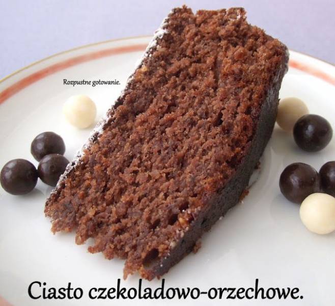Ciasto czekoladowo-orzechowe.
