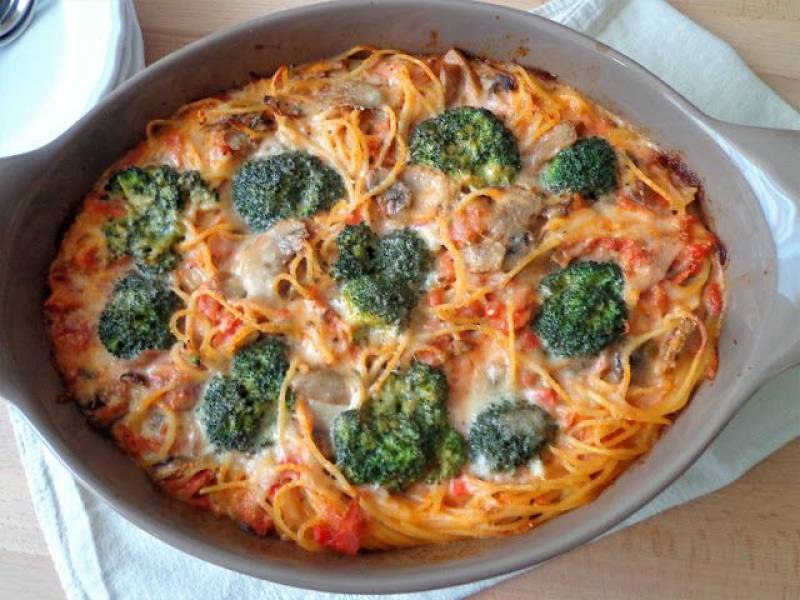 Spaghetti zapiekane z sosie śmietanowo-pomidorowym z brokułami, szynką i pieczarkami (Spaghetti con broccoletti, prosciutto e ch