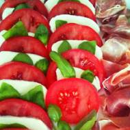Sałatka caprese, czyli pomidory z mozzarellą i bazylią