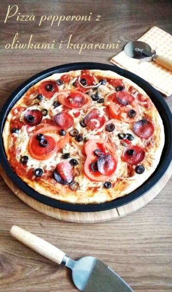 Pizza pepperoni z oliwkami i kaparami