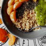 Śniadaniowa quinoa z kiwi, mandarynką i nasionami chia