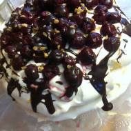 Tort bezowy z bitą śmietaną i mascarpone, wiśniami i polewą czekoladową (Tort Pavlova)