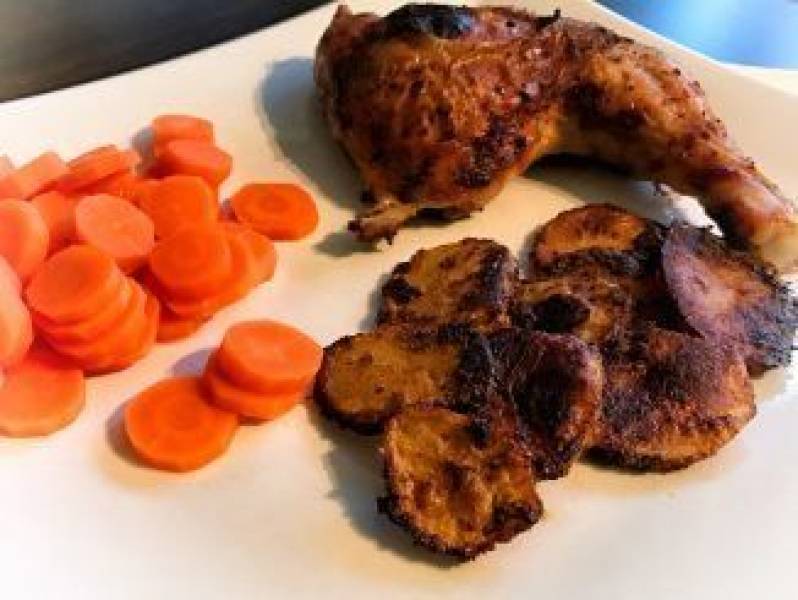 Kurczak z pieczonymi ziemniaczkami i marchewką