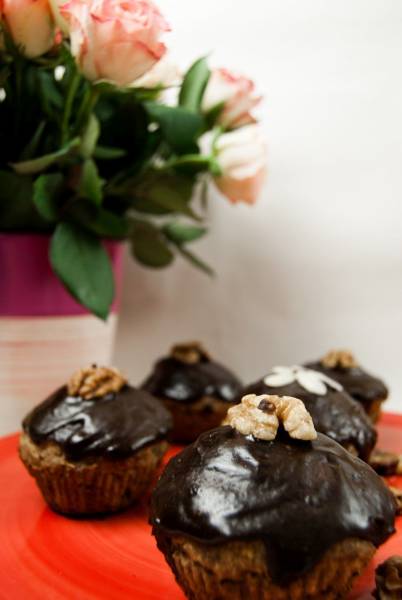 Bananowo-orzechowe muffiny w polewie czekoladowej