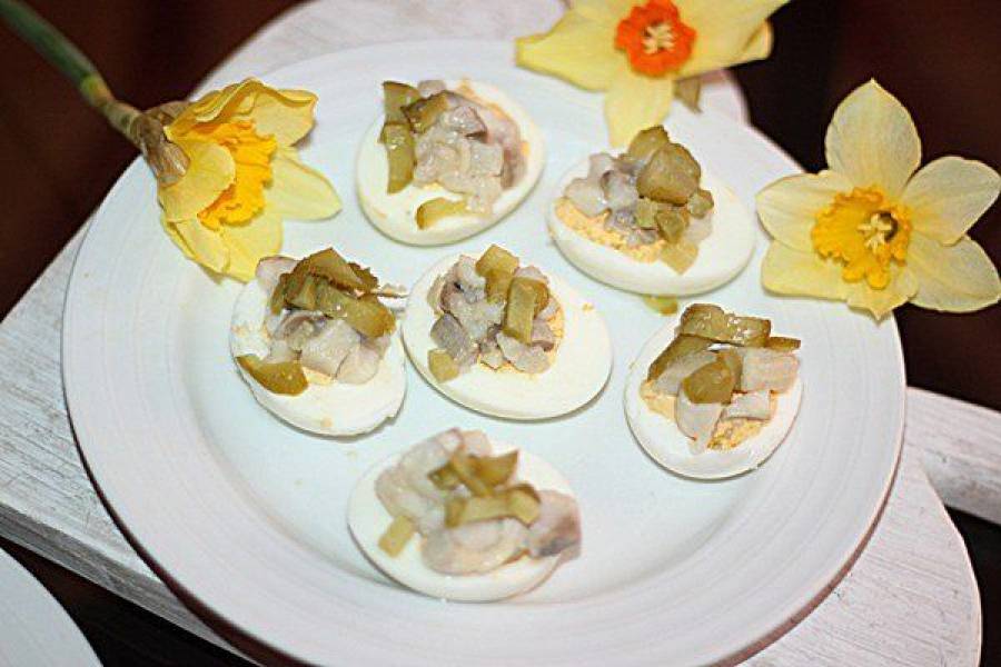Jajeczka faszerowane ze śledziem i ogórkiem kiszonym