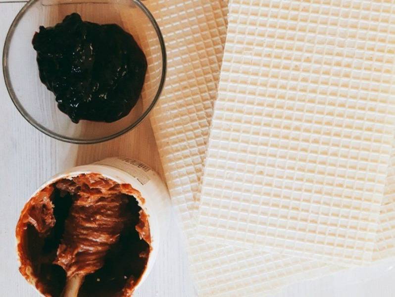 Piszinger – wafle z kajmakiem, masłem orzechowym i dżemem porzeczkowym