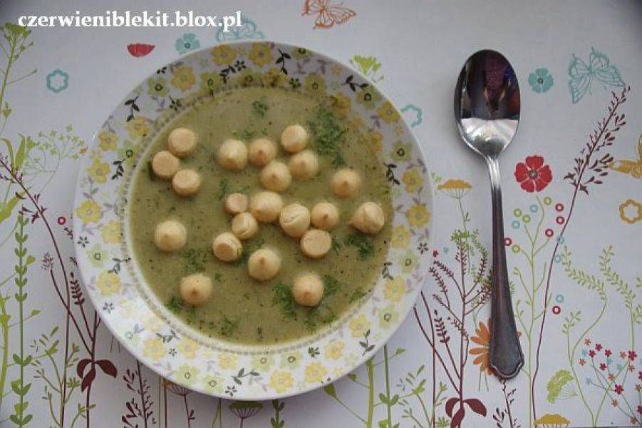 Zupa z zielonego groszku i cukinii