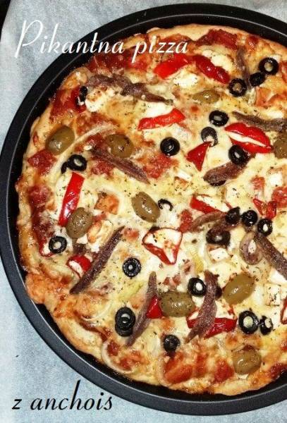 Pikantna pizza z anchois, oliwkami z czosnkiem i kozim serem