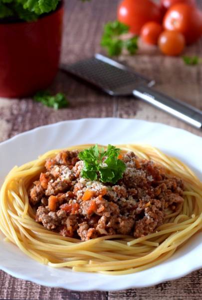 Spaghetti z sosem mięsno-pomidorowym (bolognese)