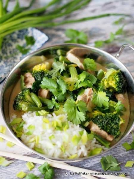 Curry z wieprzowiną i zielonymi warzywami