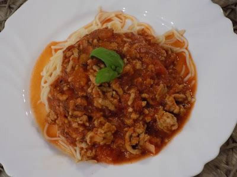 Spaghetti z mięsem w sosie pomidorowym