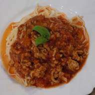 Spaghetti z mięsem w sosie pomidorowym