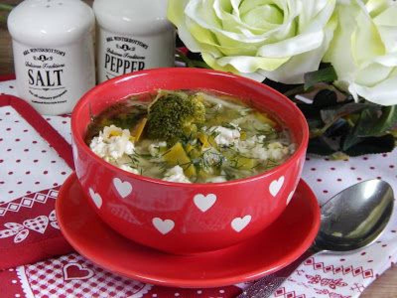 Zupa warzywna z brokułami mielonym mięsem i ryżem