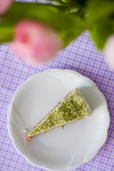Lekki tort orkiszowy z karobem i kremem cytrynowym (bez cukru)