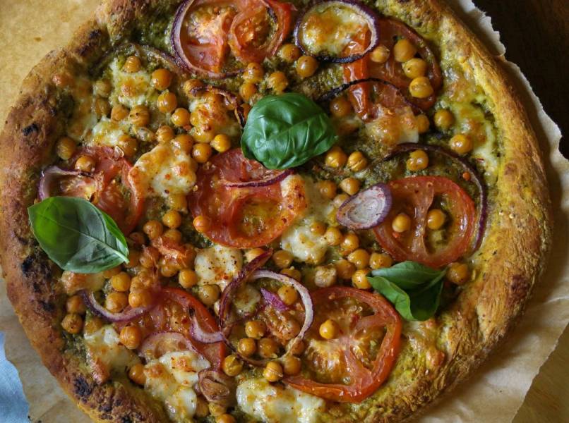Przepis na Pizza pełnoziarnista z pesto i ciecierzycą Los Wege KatalogSmaków.pl