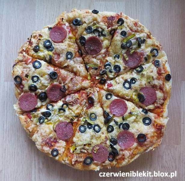 Pizza z salami, oliwkami i porem