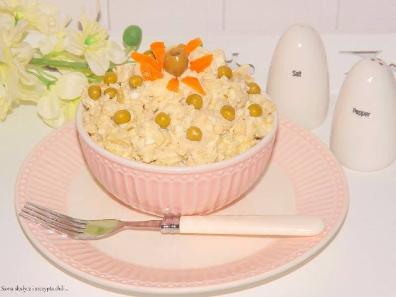 Sałatka ryżowa z kurczakiem, jajkami i serem Korycińskim.