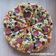 Pizza z salami, oliwkami i porem