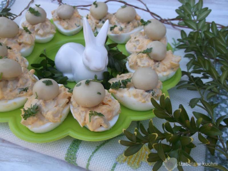 Wielkanocne jajka nadziewane pieczarkami.