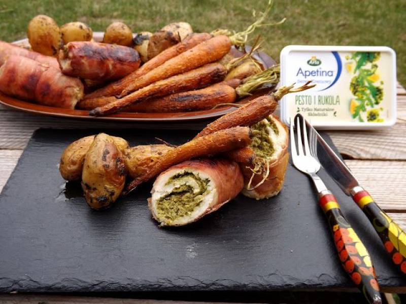 Grillowa rolada z kurczaka z serkiem i pastą z rukoli, podana z ziemniakami i słodkimi marchewkami