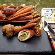 Grillowa rolada z kurczaka z serkiem i pastą z rukoli, podana z ziemniakami i słodkimi marchewkami