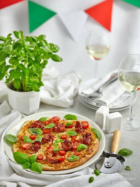 Pizza Italiano- z pomidorami i bazylią, mozzarellą oraz kwiatami z szynki parmeńskiej na kremowym sosie