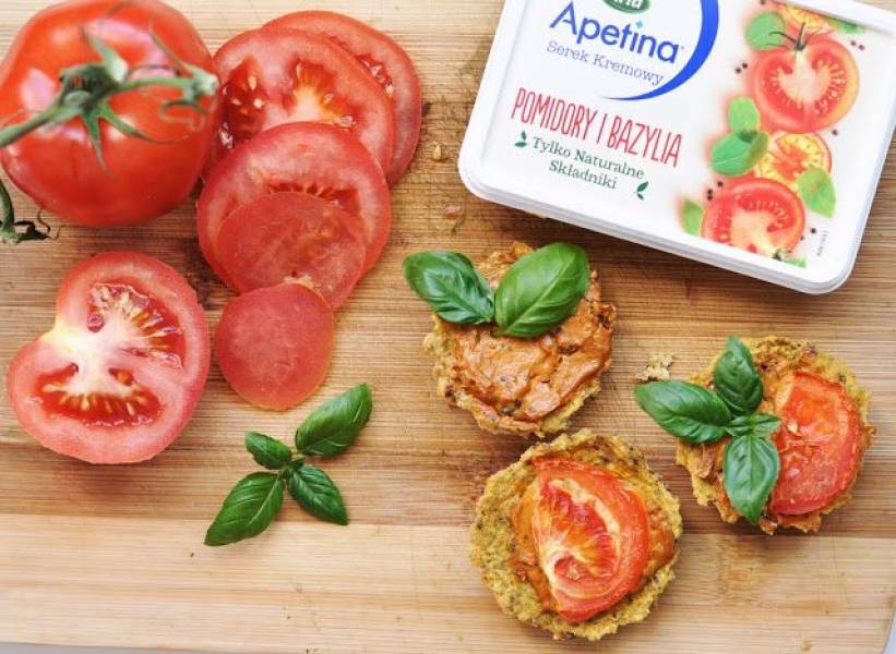 Tartaletki ciecierzycowe z serkiem Apetina oraz pomidorami i bazylią