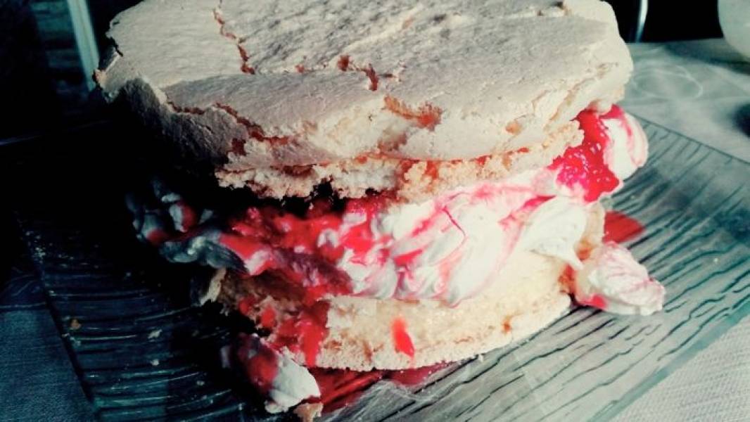 Tort bezowy z truskawkami, bitą śmietaną i serkiem mascarpone