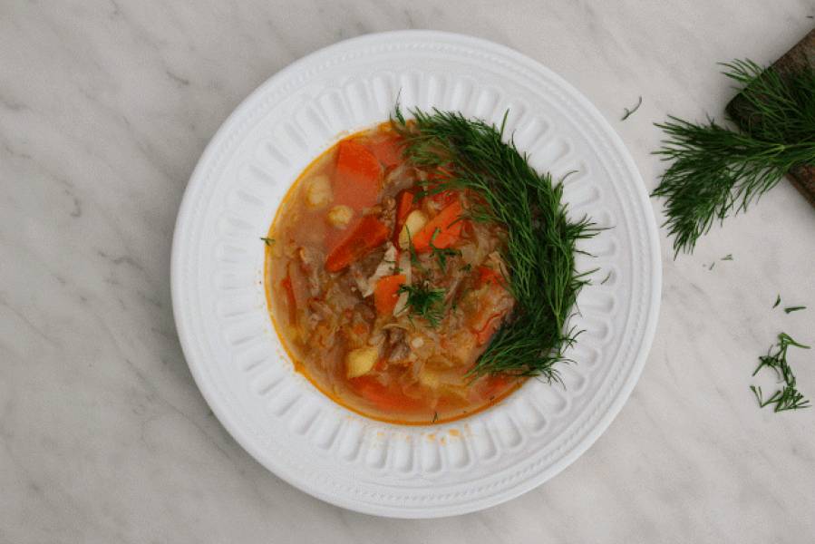 Szczi - rosyjska zupa z młodą kapustą. Wiosenny kapuśniak.