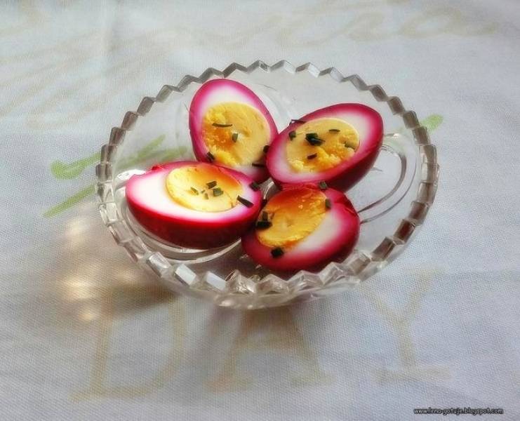 Różowe jajka na Wielkanoc - jajka w zalewie buraczanej