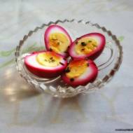 Różowe jajka na Wielkanoc - jajka w zalewie buraczanej