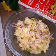 Ryżowa sałatka z oliwkami i kiełkami rzodkiewki