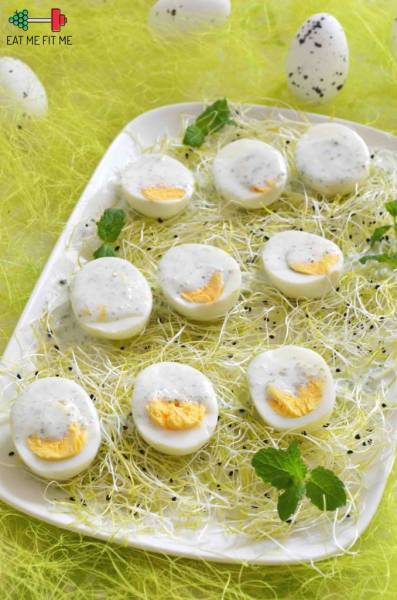 Dietetyczna przystawka z jajkami w sosie czosnkowo-miętowym w roli głównej