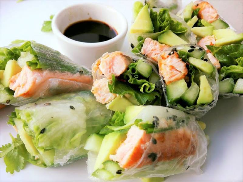 Spring rolls z łososiem w azjatyckiej marynacie i zielonymi warzywami