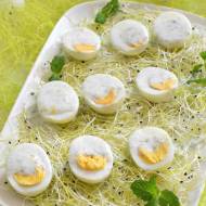Dietetyczna przystawka z jajkami w sosie czosnkowo-miętowym w roli głównej