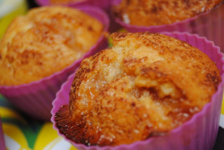 Mleczne muffinki z domowym dżemem z pigwy i kremem balsamicznym na bazie fig i daktyli