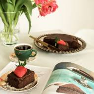 Sirocco Sabriny Ghayour. Ciasto - mus z gorzkiej czekolady z kawą i kardamonem.