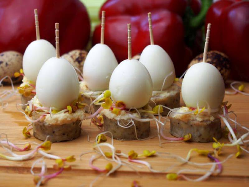 Koreczki z białą kiełbasą, chrzanem i przepiórczym jajkiem