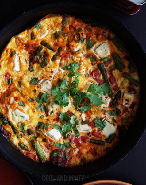 FRITTATA Z CHORIZO, SZPARAGAMI i FETĄ