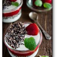 Quinoa – czarna komosa ryżowa z jogurtem i truskawkami