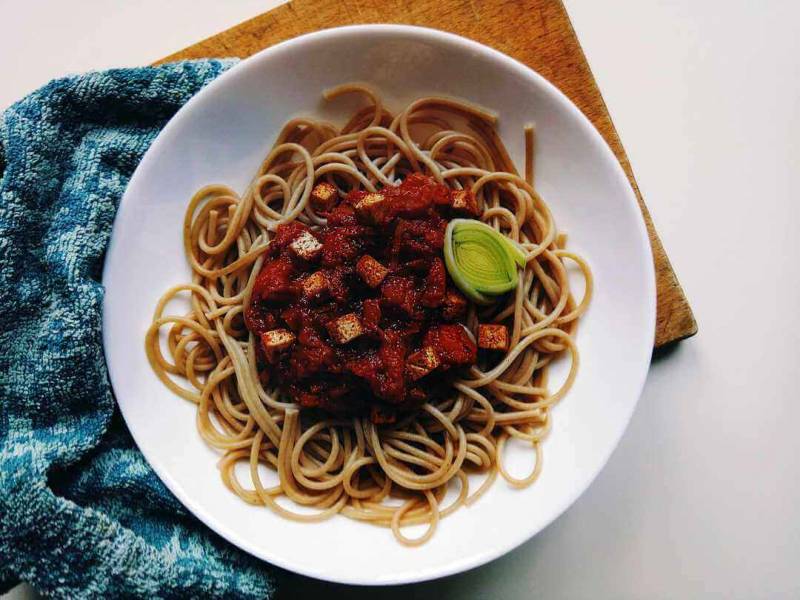 Spaghetti z porem i smażonym tofu — palce lizać!
