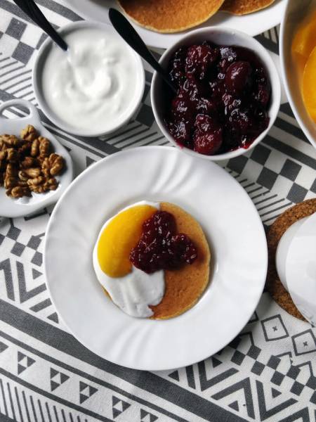 Placuszki owsiane z owocami — szybkie śniadanie na słodko