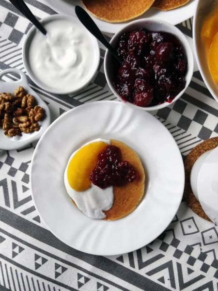 Placuszki owsiane z owocami – szybkie śniadanie na słodko
