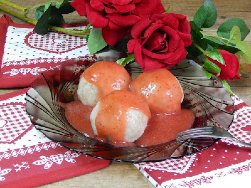 Kluski z kaszy gryczanej z truskawkami w sosie truskawkowym