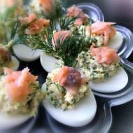 Przystawka – jajka faszerowane z awokado i łososiem