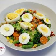 Jaja na twardo z mieszanką warzyw i komosą ryżową