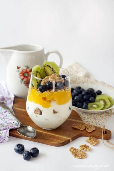 FIT deser z jogurtu, płatków zbożowych, owoców i masła orzechowego