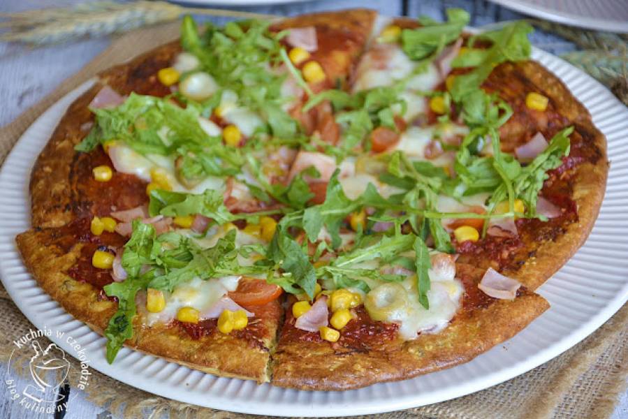 Pełnoziarnista pizza z szynką, kukurydzą i pomidorami